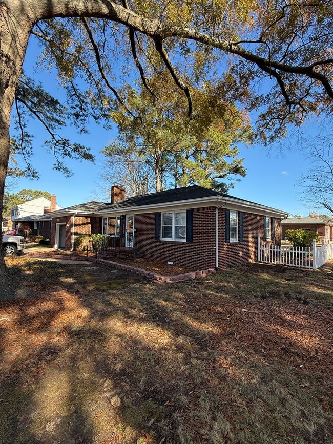 Building Photo - Charming Ranch in Elizabeth River Shore!