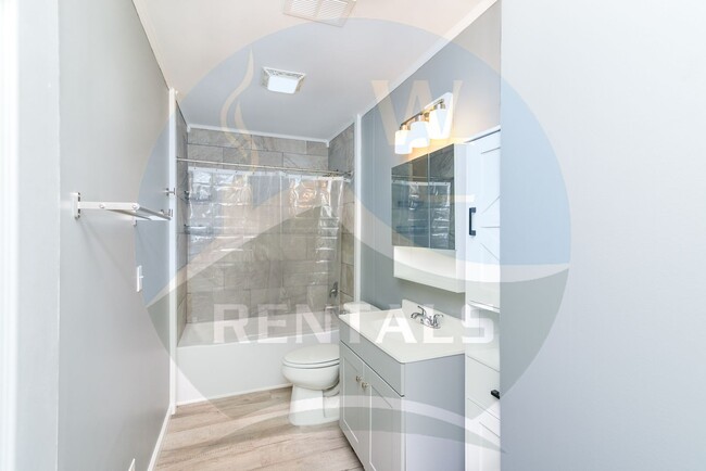 Building Photo - Beautifully remodeled 4 bedroom 2 bath hom...