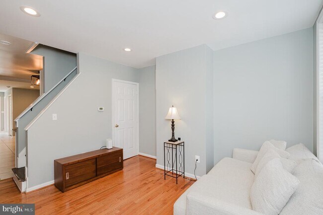 Building Photo - 917 Baylis St