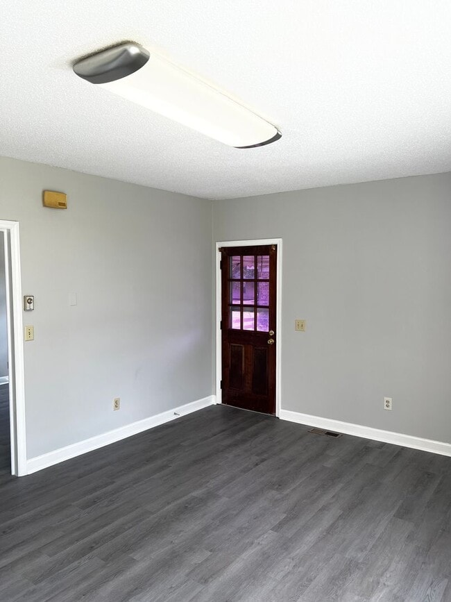 Building Photo - Newly Renovated 1 Bed/1 Bath Quadplex in C...
