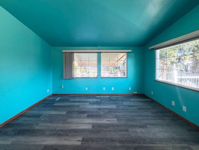 Building Photo - 731 W 8th Ave