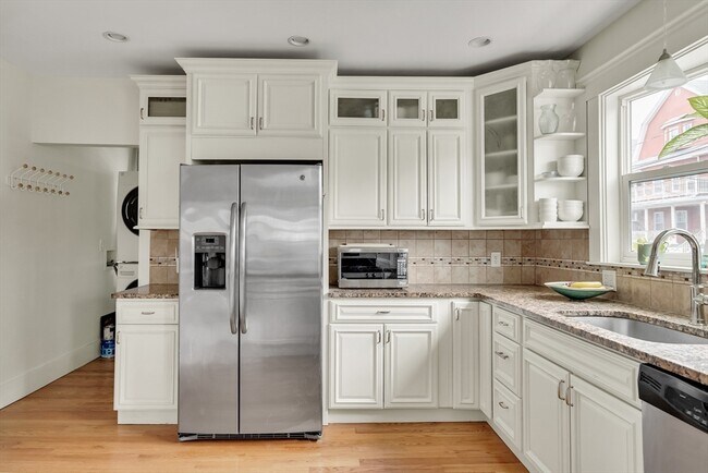 Building Photo - 266 Belmont St