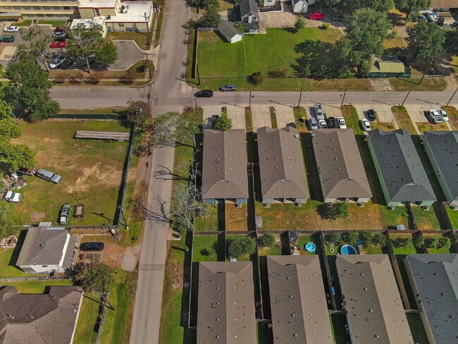 Building Photo - **MOVE-IN READY 3-BEDROOM HOME IN CONROE!**