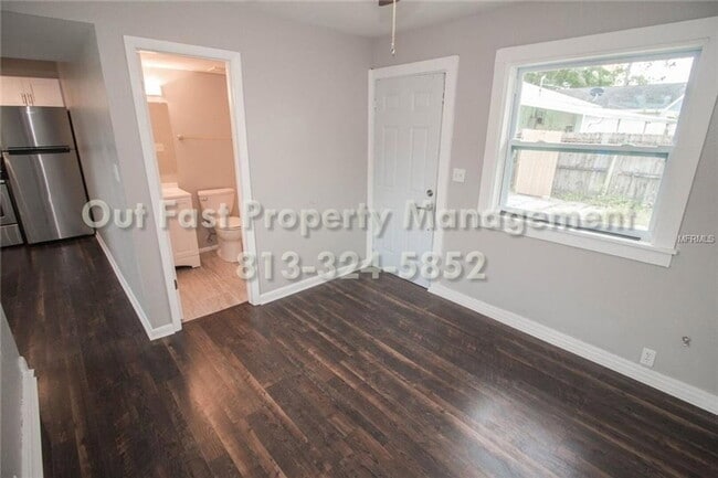 Building Photo - 226 SW Lincoln Cir N