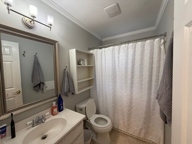 Building Photo - 3-Bedroom, 1-Bath Home for Rent – Lowell