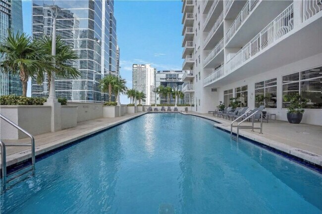 Building Photo - 1200 Brickell Bay Dr