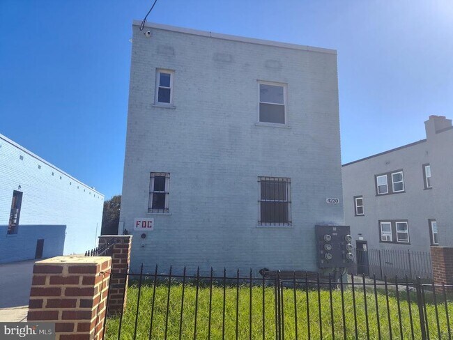 Building Photo - 4230 6th St SE