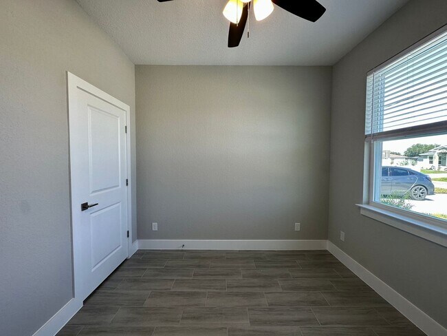 Building Photo - Brand New Modern Duplex !