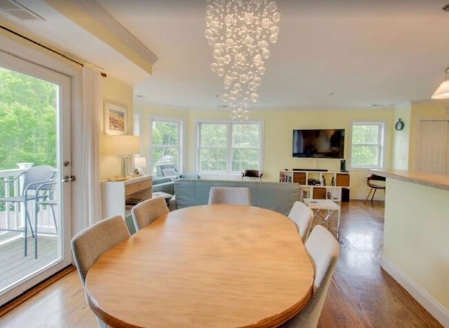 Building Photo - Move In Ready Winter Retreat in Downtown T...