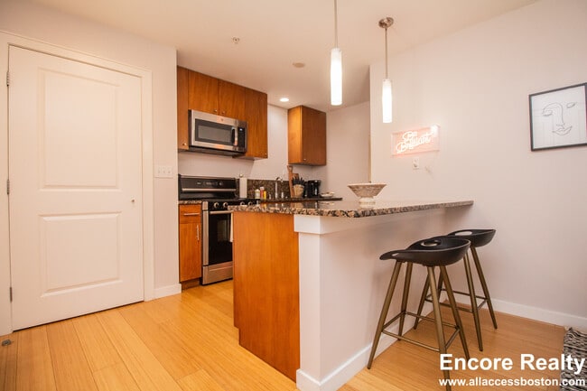 Building Photo - 16 Miner St