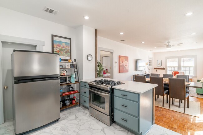 Building Photo - 475 E French Pl