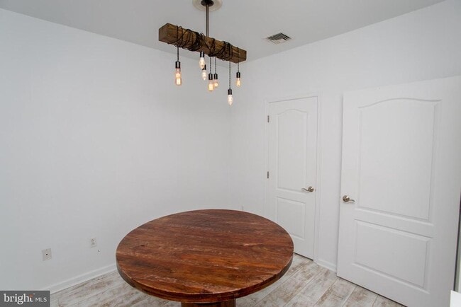 Building Photo - 523 Carson Terrace