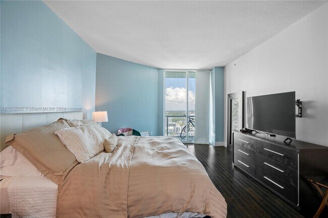 Building Photo - 1900 N Bayshore Dr