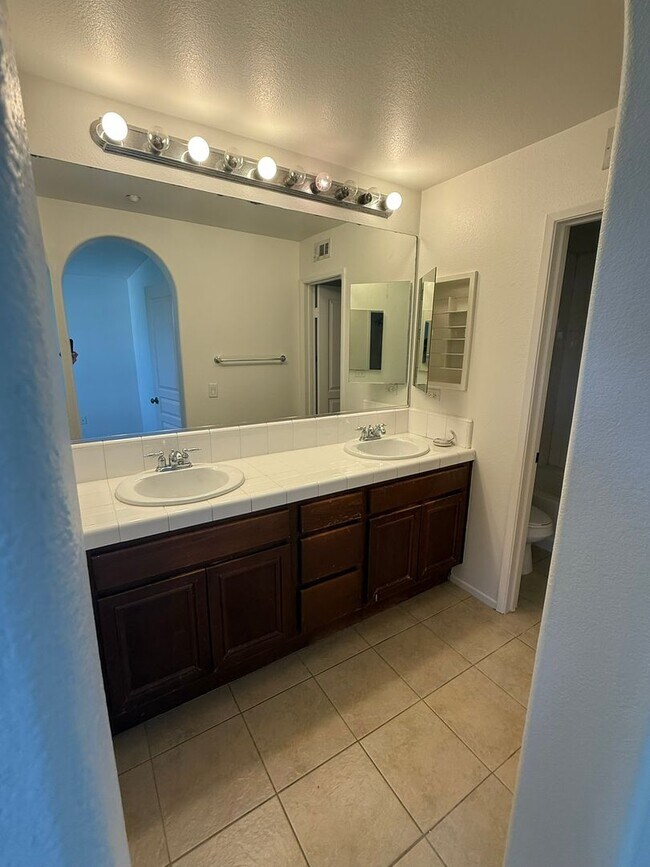 Building Photo - 3 bed 3 bath by Cal Sate!