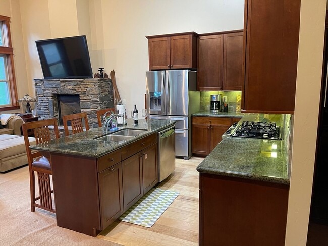 Building Photo - Luxury Mountain Residence — Premier 6-Month Winter Lease Near Canyon Lodge