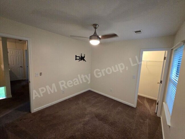 Building Photo - Four bedroom home off Hardscrabble