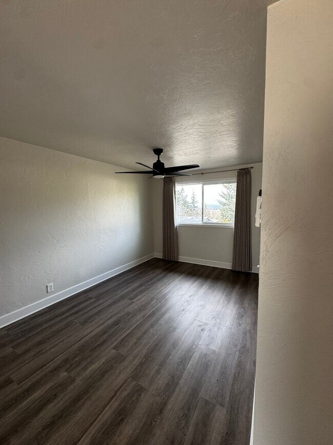 Building Photo - Spacious 3 Bedroom Home in South Eugene – Churchill Area