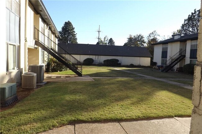 Building Photo - 3 bed upstairs condo in Norman, community ...
