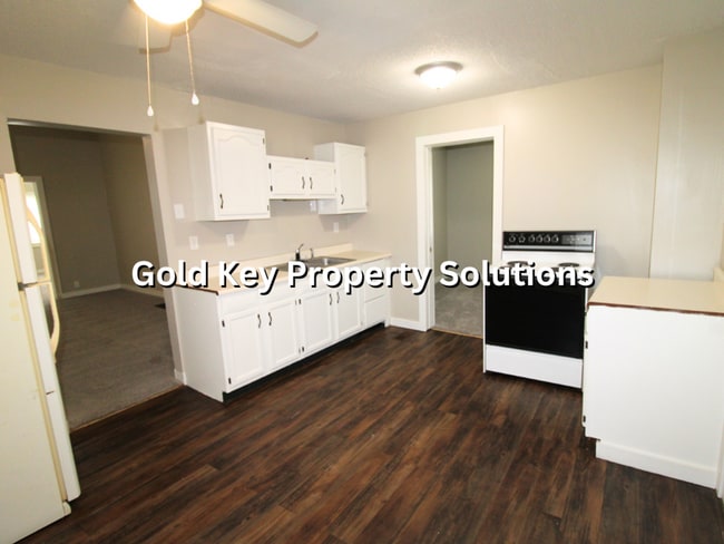 Building Photo - 3 Bed 1 Bath Home For Rent W/ Fenced Yard