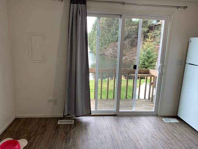 Building Photo - 1820 Larch Street C7