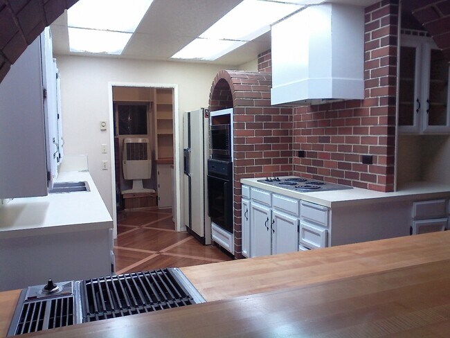 Building Photo - Large Shop Perfect for a home based business, plus 136 feet of waterfront.