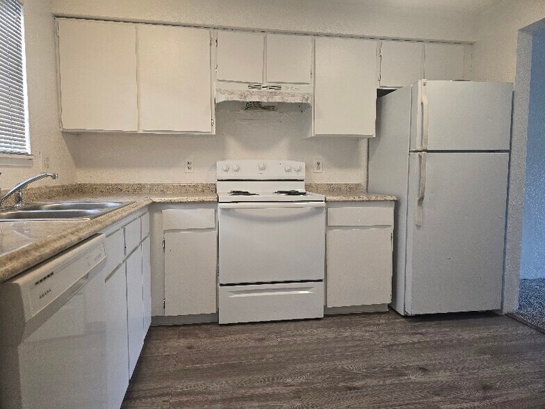 Building Photo - 1412 E 9th St