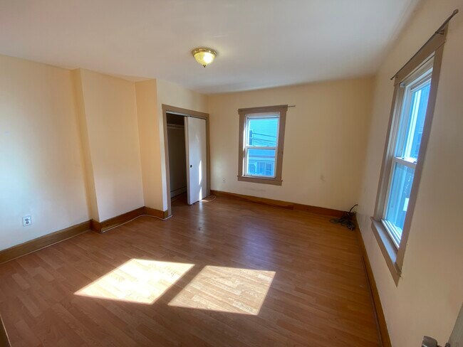 Building Photo - 13 Andrew St