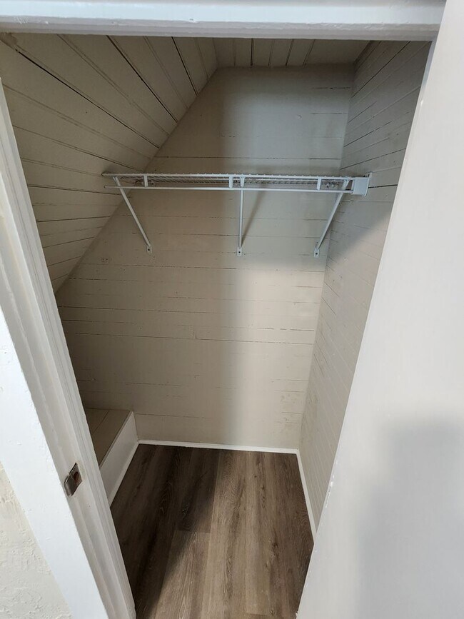 Building Photo - Spacious 3-Bedroom, 1-Bathroom Home AVAILABLE NOW!!