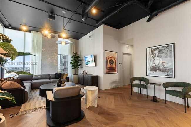 Building Photo - 121 NE 5th St