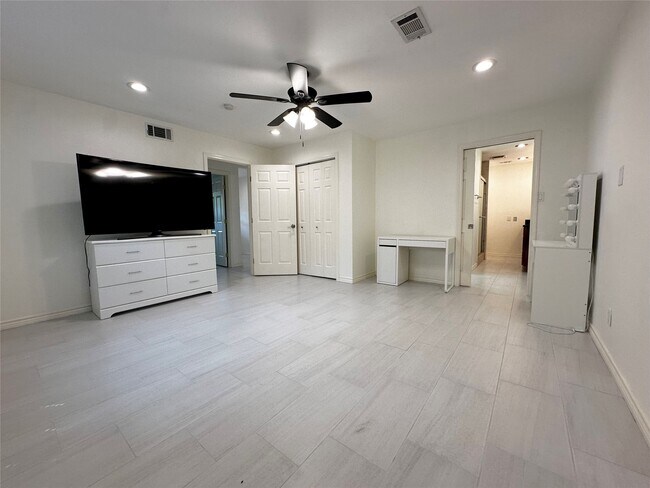Building Photo - 9626 Highmeadow Dr