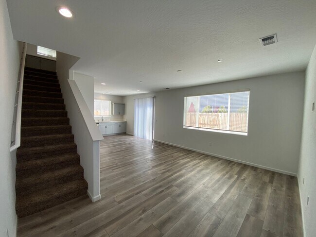 Building Photo - Corner lot Woodside Home in NW Visalia com...