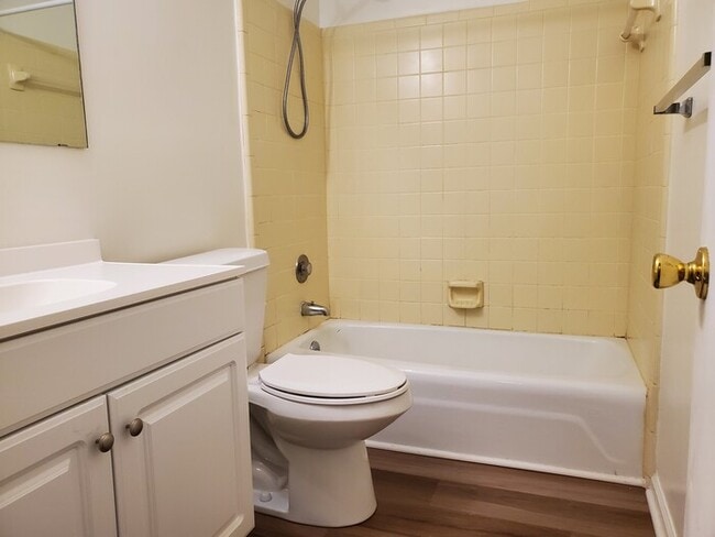 Building Photo - 2 Bedroom, 1.5 Baths Townhome in Candlewood Community.