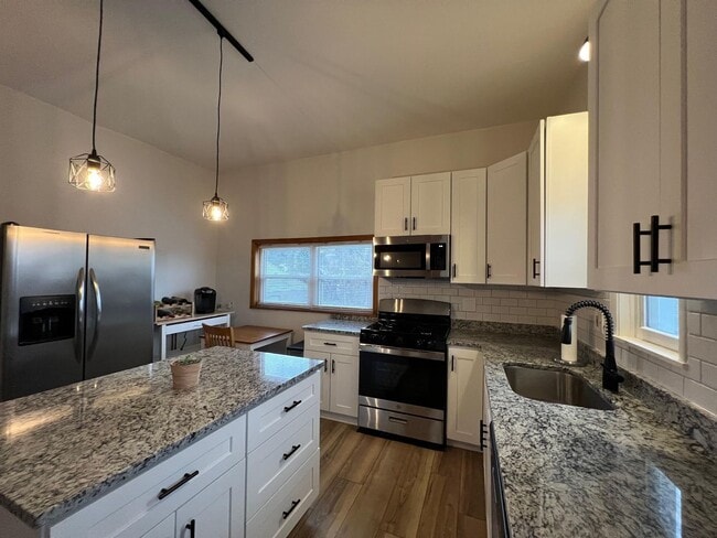 Building Photo - 2121 Eggers St