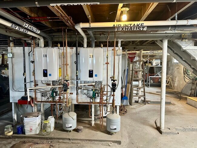 Building Photo - 24 Brook Rd