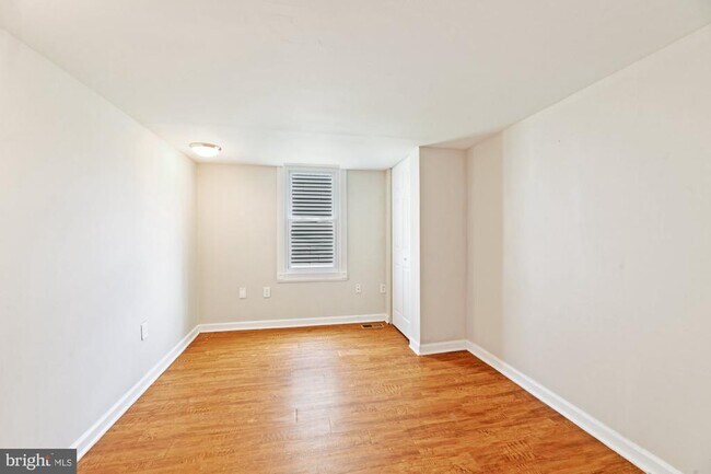 Building Photo - 240 Riverview Ave