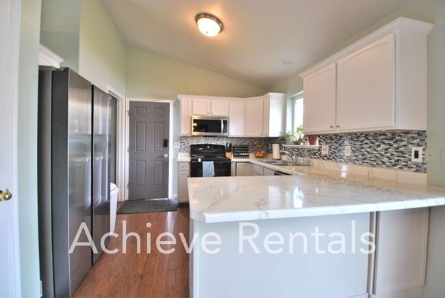 Building Photo - 43 1350 E