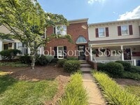 Building Photo - Stylish Townhome with Ensuite Baths & Comm...