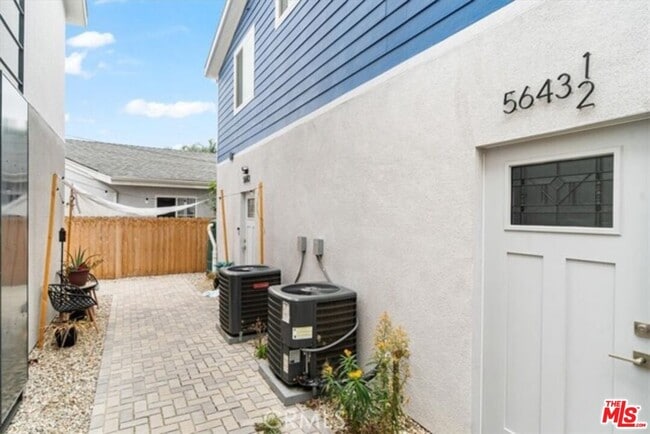 Building Photo - 5643 Willowcrest Ave