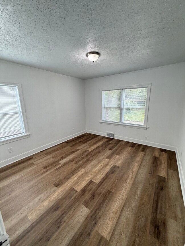 Building Photo - Historic District Home 3bd 2 baths