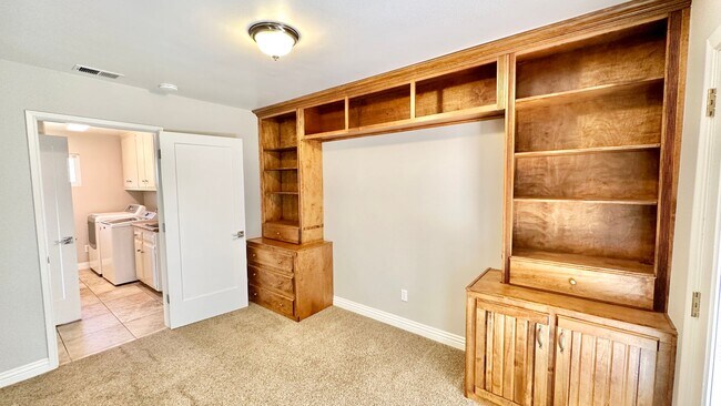 Building Photo - Lovely, Open Floor Plan, Single Story Located in the Desirable Live Oak Estates of Fallbrook!