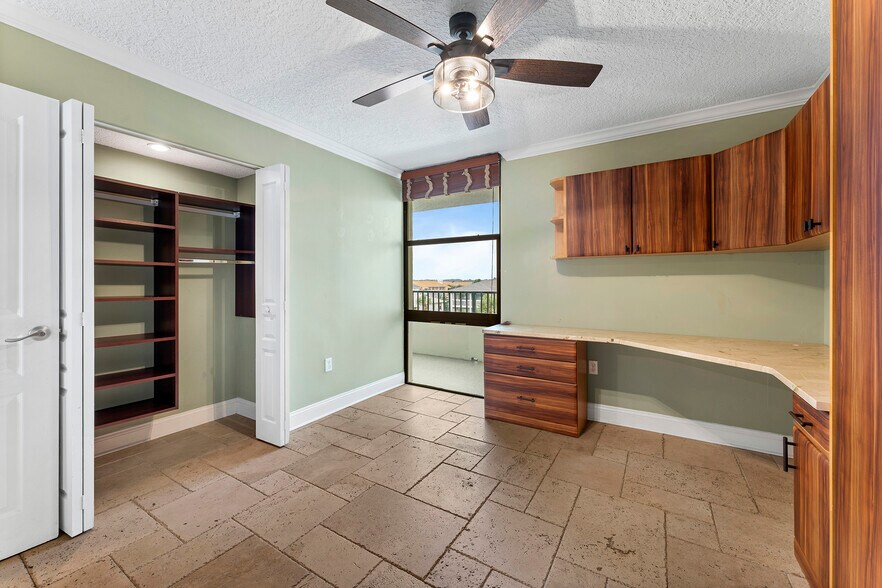 Building Photo - 2200 Ocean Dr S