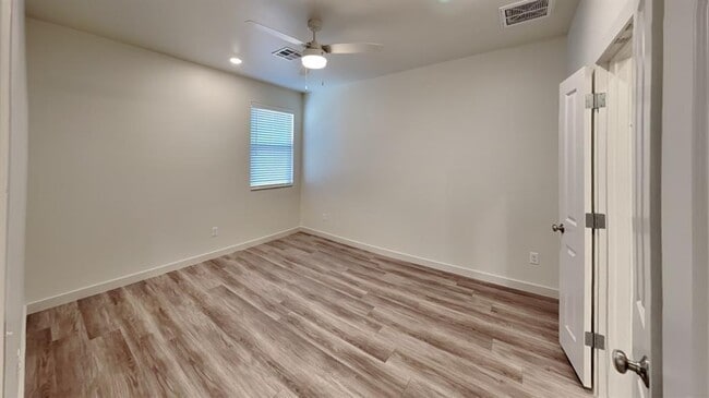 Building Photo - 3815 N Divis Ave
