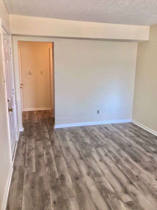 Building Photo - Winburn 2 bdrm 3rd floor apt     260319