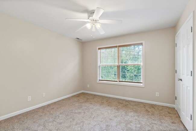 Building Photo - Come take a look at this 5 bedroom beauty!