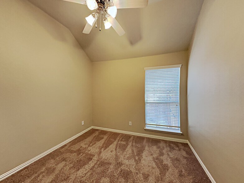 Building Photo - 1310 Golf Club Dr