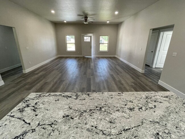 Building Photo - Fenced yard/2000 Sqft/Premium location