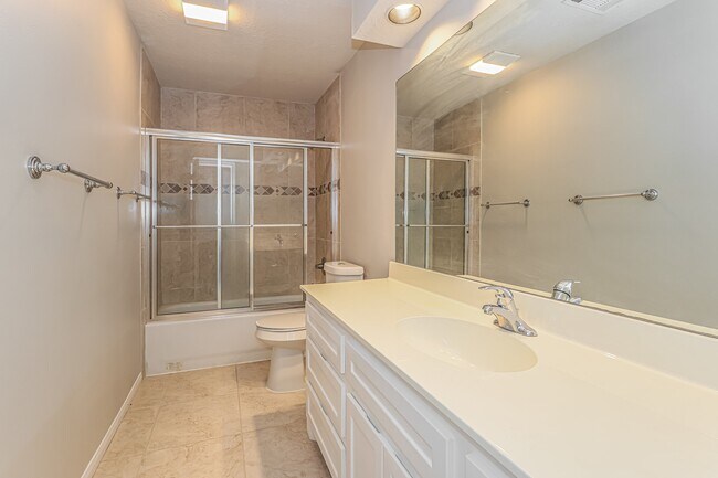 Building Photo - 112 Golfview Ct