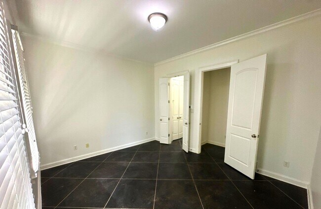 Building Photo - Charming 4 Bedroom Townhouse with 2 Large Suites