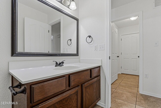 Building Photo - 14350 S Cave Ave