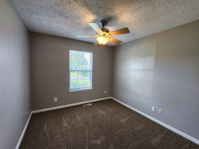 Building Photo - $1400 3 bed 2 bath Oak Grove Home